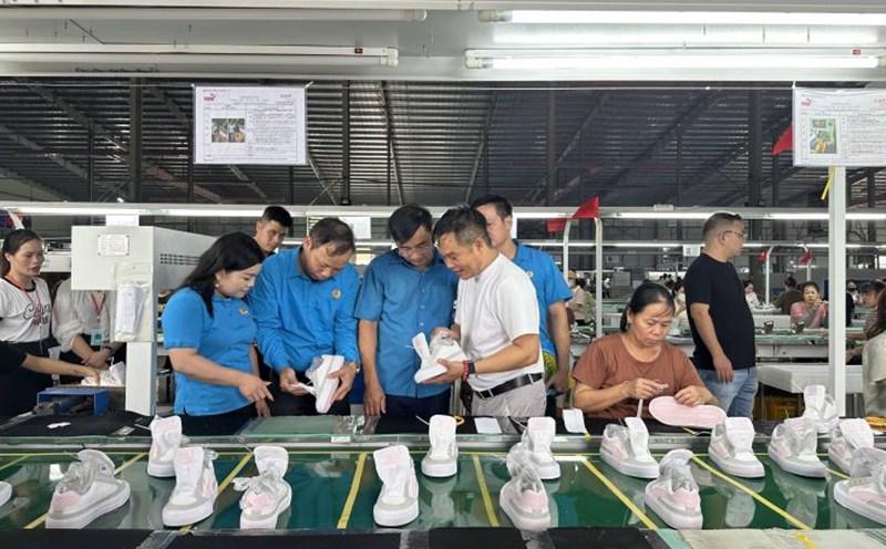 Lao Cai Trade Union visited and grasped the living conditions of workers and production and business at Ruian Vietnam Shoes Co., Ltd. Photo: Bao Nguyen