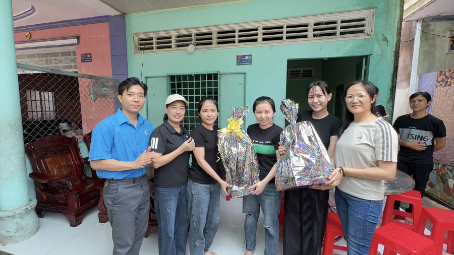 The Trade Union and the Board of Directors of Mega Surplus VN Shoes Co., Ltd. visited and presented gifts to workers at their residence. Photo: Hoang Loc