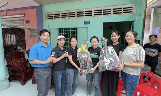 Công đoàn và Ban Giám đốc Công ty TNHH Giày Mega Surplus VN đến thăm, tặng quà công nhân tại nơi ở. Ảnh: Hoàng Lộc