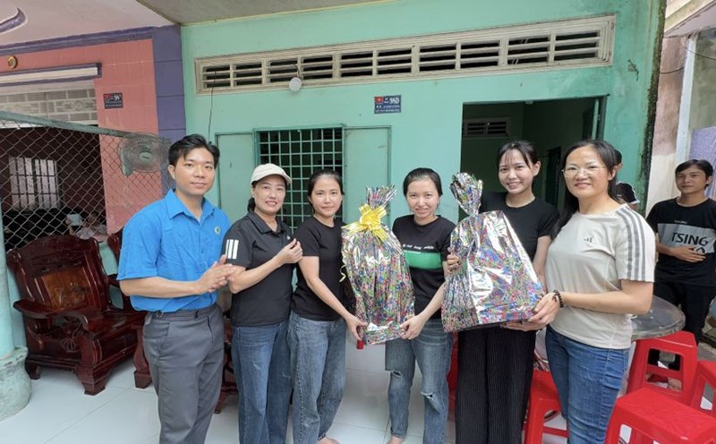 The Trade Union and the Board of Directors of Mega Surplus VN Shoes Co., Ltd. visited and presented gifts to workers at their residence. Photo: Hoang Loc