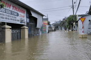 Many places in Hue were deeply flooded, people had to wade through water to work on the first morning of the week. Photo: Nguyen Luan