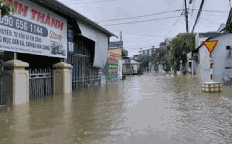 Many places in Hue were deeply flooded, people had to wade through water to work on the first morning of the week. Photo: Nguyen Luan