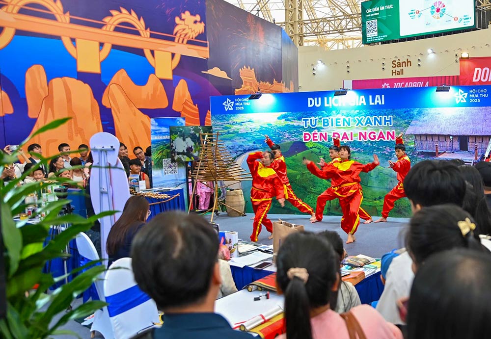 Khach tham quan tim hieu van hoa dia phuong, diem den du lich cua cac tinh thanh. Anh: Giang Nam