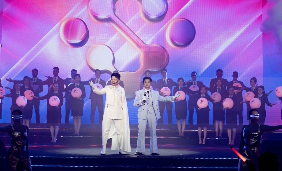 Chu tich HDQT ngan hang Tran Ngoc Minh song ca cung ca/nhac si Bui Cong Nam. Anh: Cat tu video