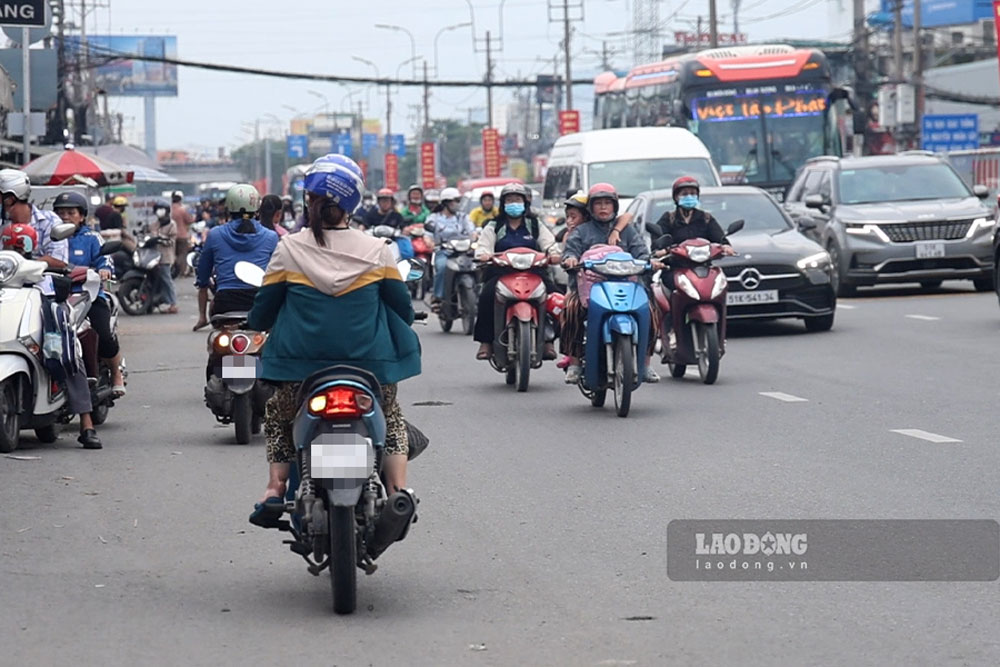 Khong chi tai khu vuc truong hoc, doc tuyen Quoc lo 13 cung ghi nhan nhieu diem co phuong tien vi pham, di nguoc chieu. Anh: Quynh Anh