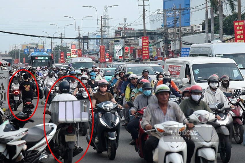 Dong xe vo tu di nguoc chieu giua gio cao diem. Anh: Quynh Anh