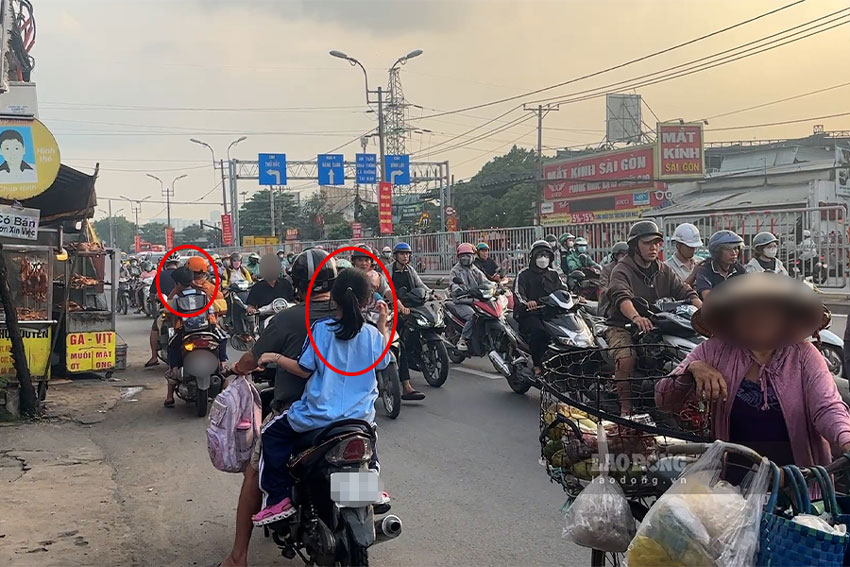 Dong xe vo tu di nguoc chieu, nhieu phu huynh khong trang bi mu bao hiem cho con em cua minh. Anh: Quynh Anh