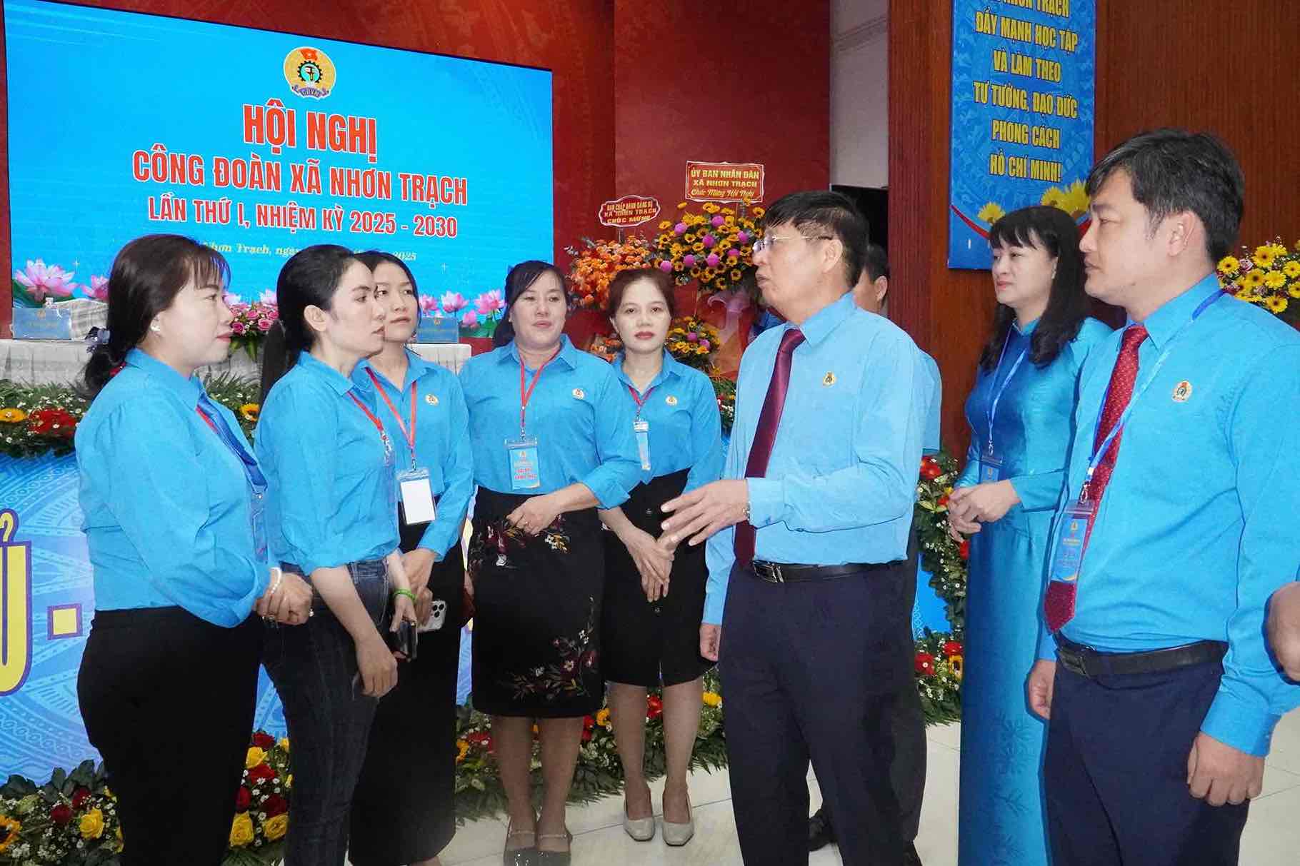 Vice President of the Vietnam General Confederation of Labor Phan Van Anh and the working delegation met with grassroots union officials of Nhon Trach commune. Photo: HAC