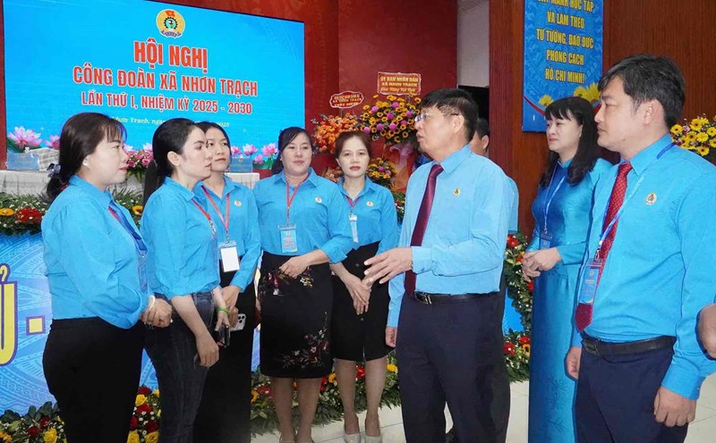 Vice President of the Vietnam General Confederation of Labor Phan Van Anh and the working delegation met with grassroots union officials of Nhon Trach commune. Photo: HAC