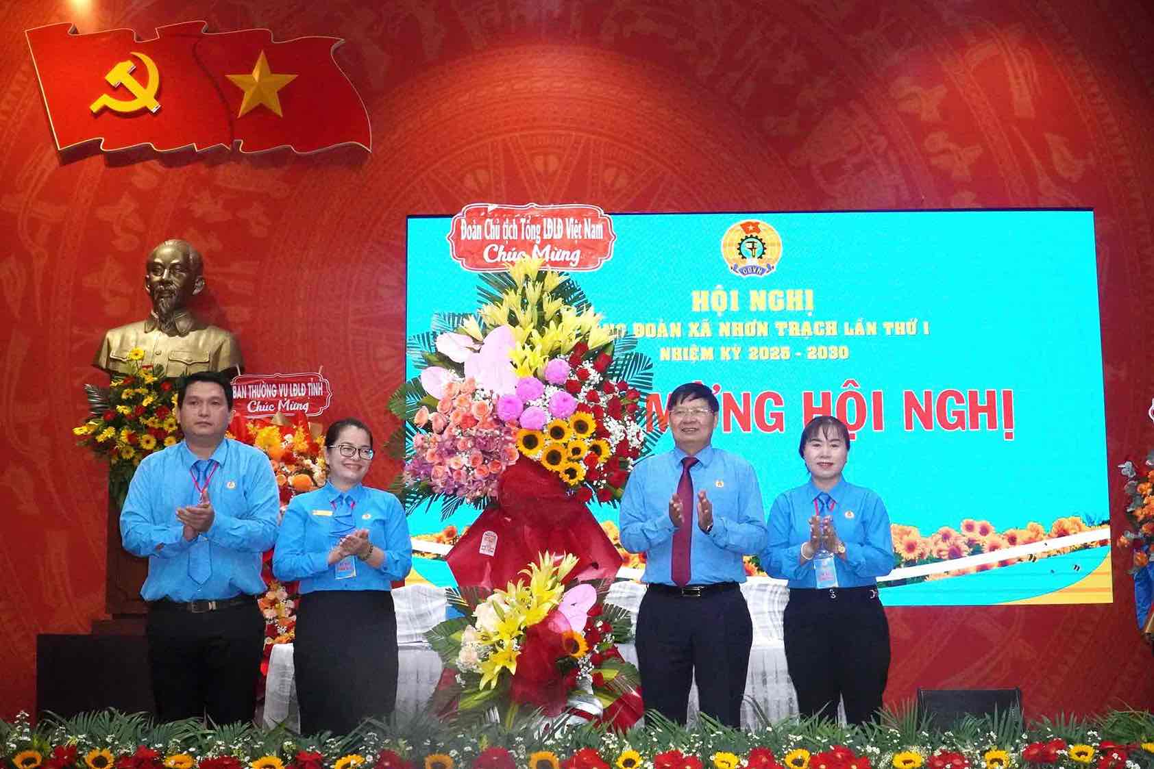 Doan Chu tich Tong LDLDVN tang hoa chuc mung Hoi nghi Cong doan xa Nhon Trach lan I, nhiem ky 2025-2030. Anh: HAC