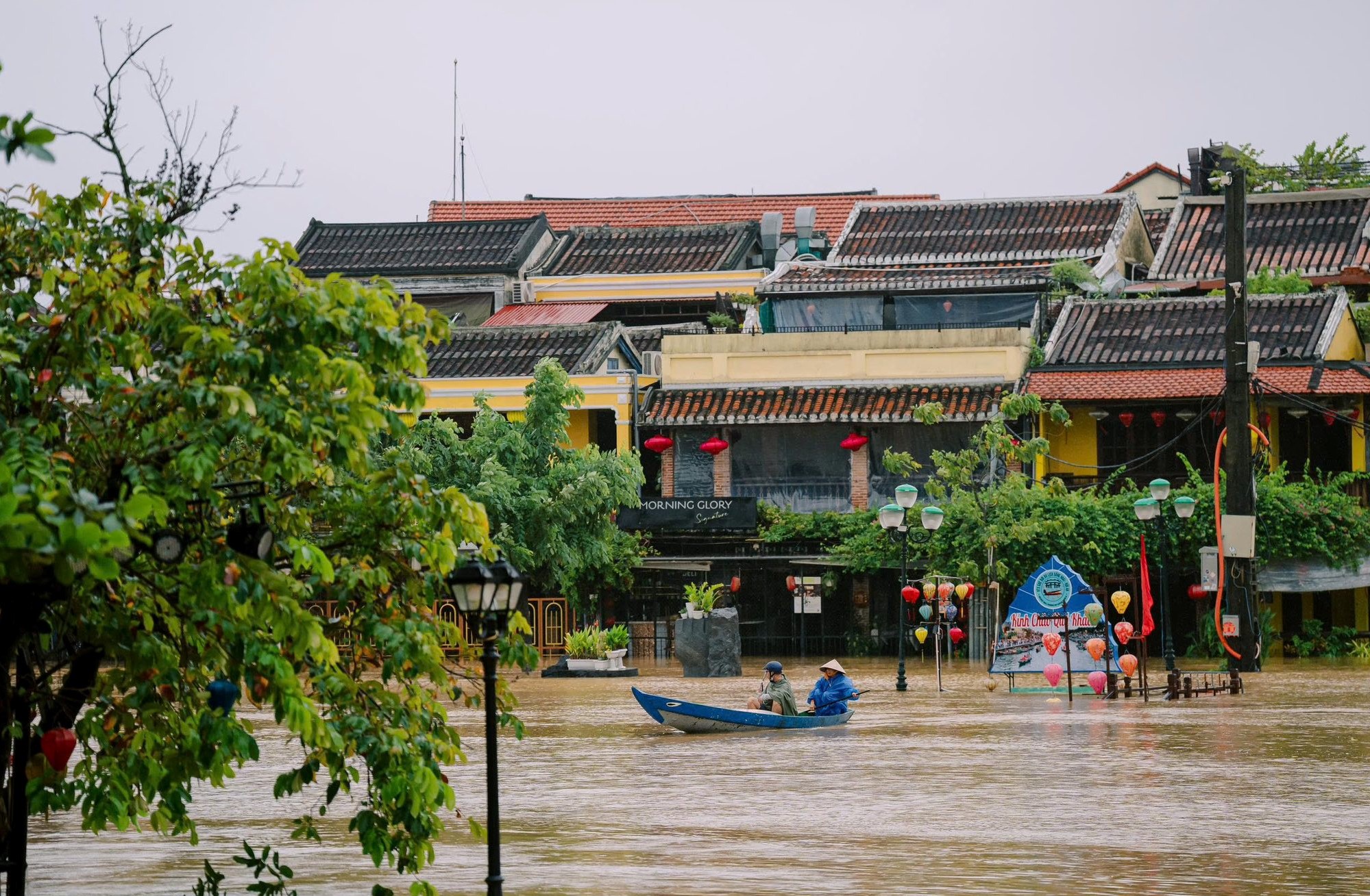 Theo thong bao cua Dai Khi tuong thuy van Trung Bo, muc nuoc tai Hoi An luc 9h sang 27.10 o muc 1.88m, duoi bao dong 3 la 0.12m. Du bao trong 6-12h toi, muc nuoc tai Hoi An se dat muc bao dong 3.