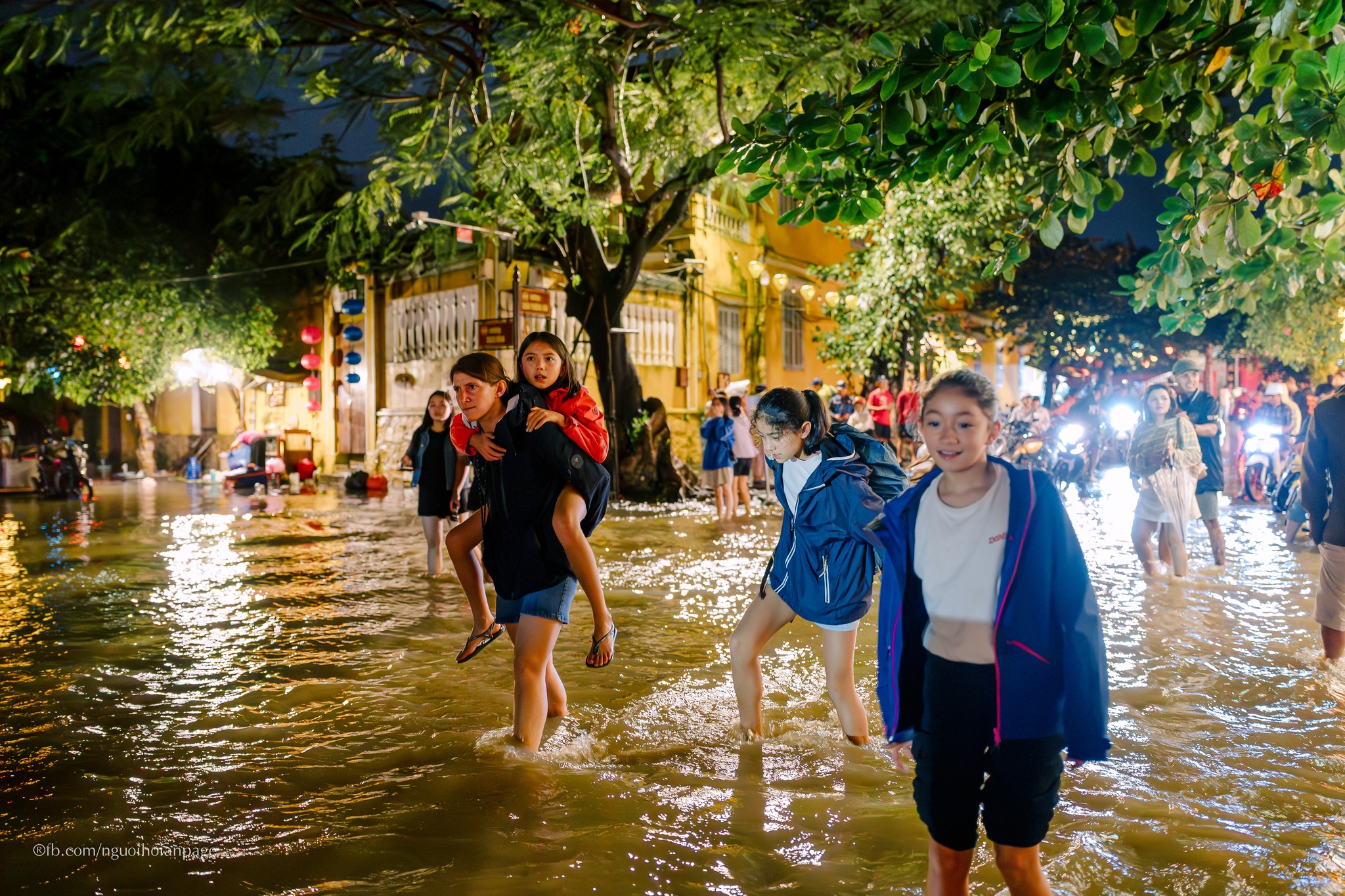 Hinh anh toi 26.10 nuoc dang len kha nhanh, nguoi dan va du khach loi nuoc trong pho co Hoi An.