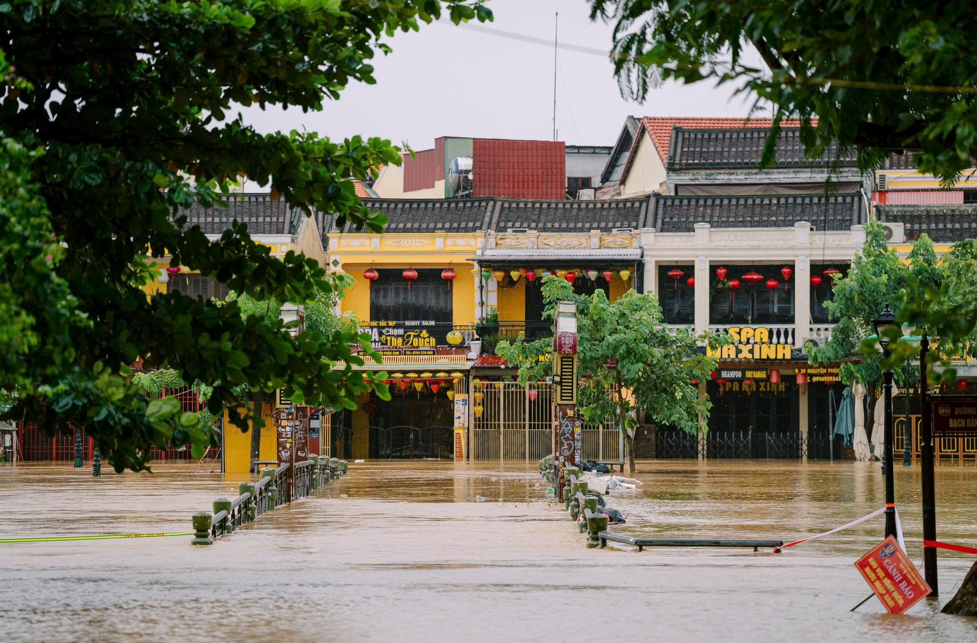 Khu vuc cau An Hoi, hai ben bo song Hoai la tuyen duong Bach Dang va Nguyen Phuc Chu ngap nang hoan toan.