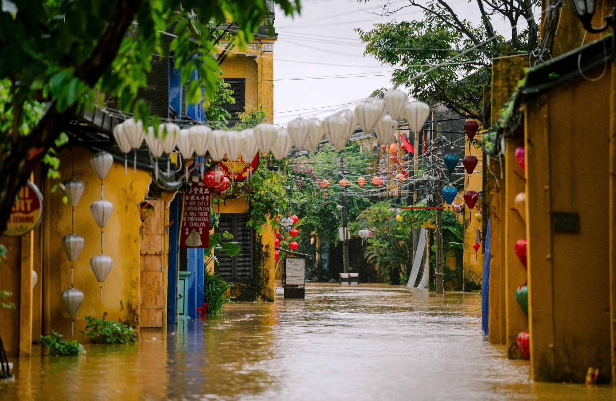 Khung canh vang ve vao sang 27.10 o pho co Hoi An.