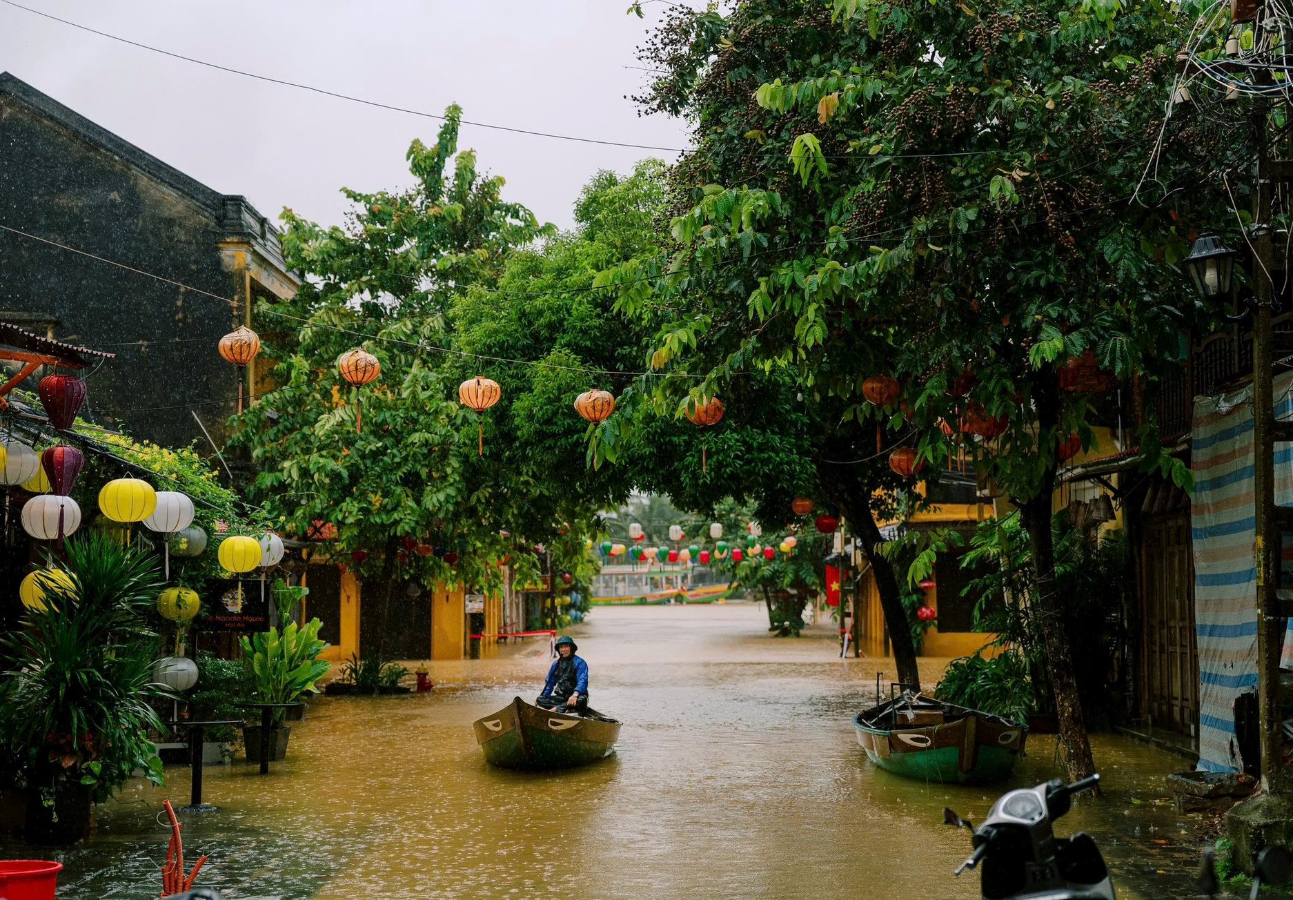 Nguoi dan, du khach o Hoi An phai di chuyen va mua nhu yeu pham bang thuyen.
