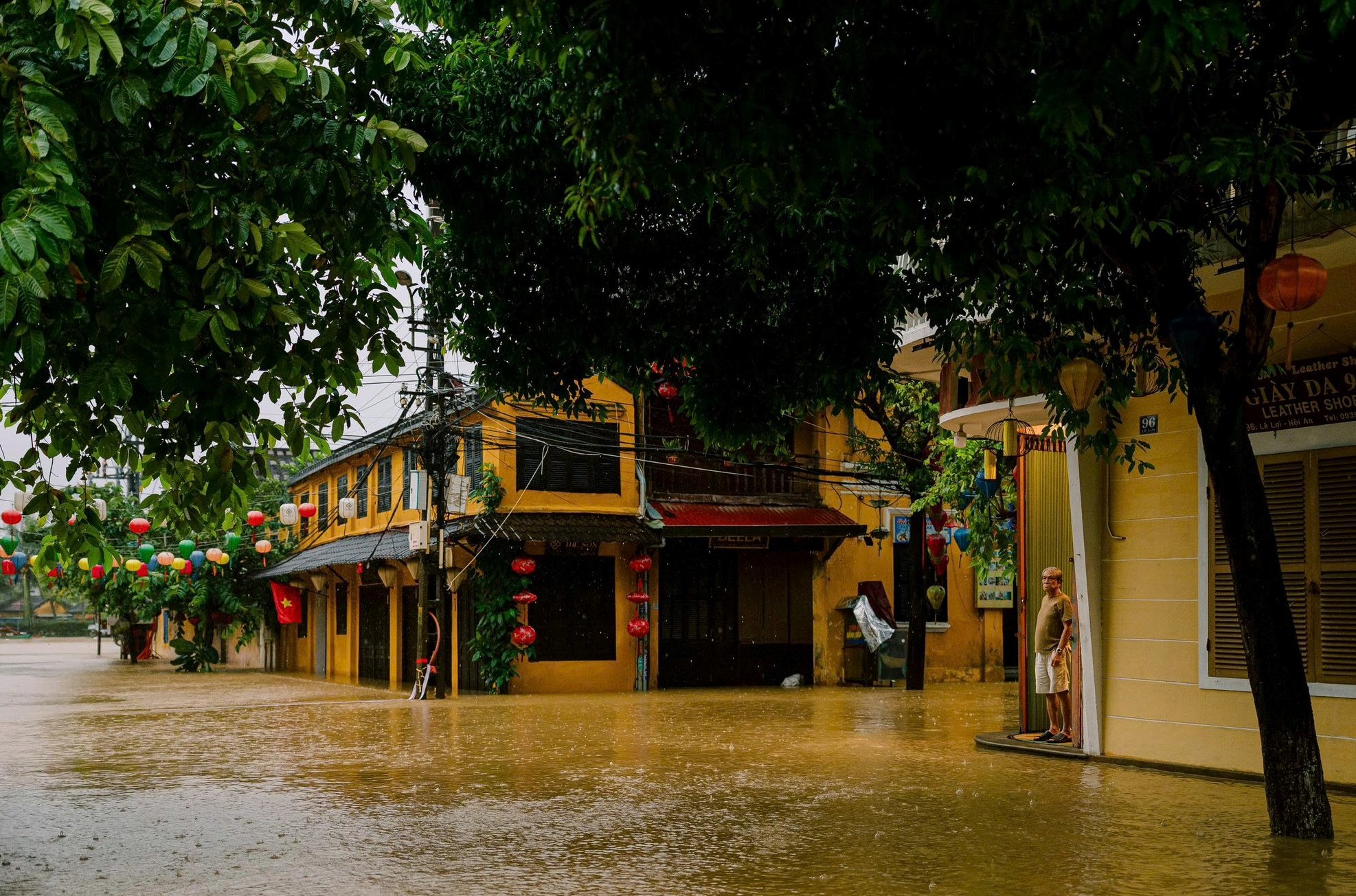 Pho xa dong cua im lim. Nuoc lu dang nhanh lam anh huong toi doi song nguoi dan va cac hoat dong du lich.