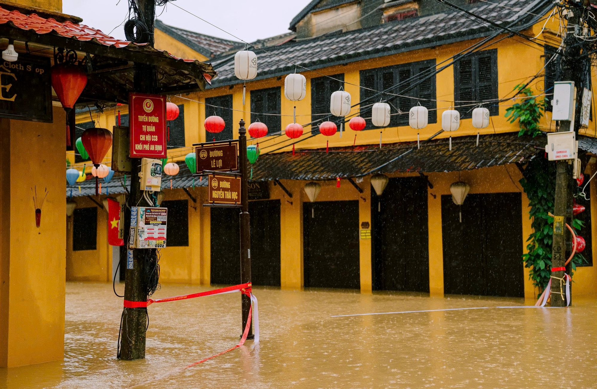 Nhieu tuyen pho trong khu pho co chim sau trong nuoc lu nhu Nguyen Thai Hoc, Le Loi, Bach Dang, Cong Nu Ngoc Hoa, Hoang Van Thu, Chau Thuong Van... Tren hinh la nga tu Nguyen Thai Hoc - Le Loi, noi tap trung nhieu hang an, quan ca phe, ban do luu niem...