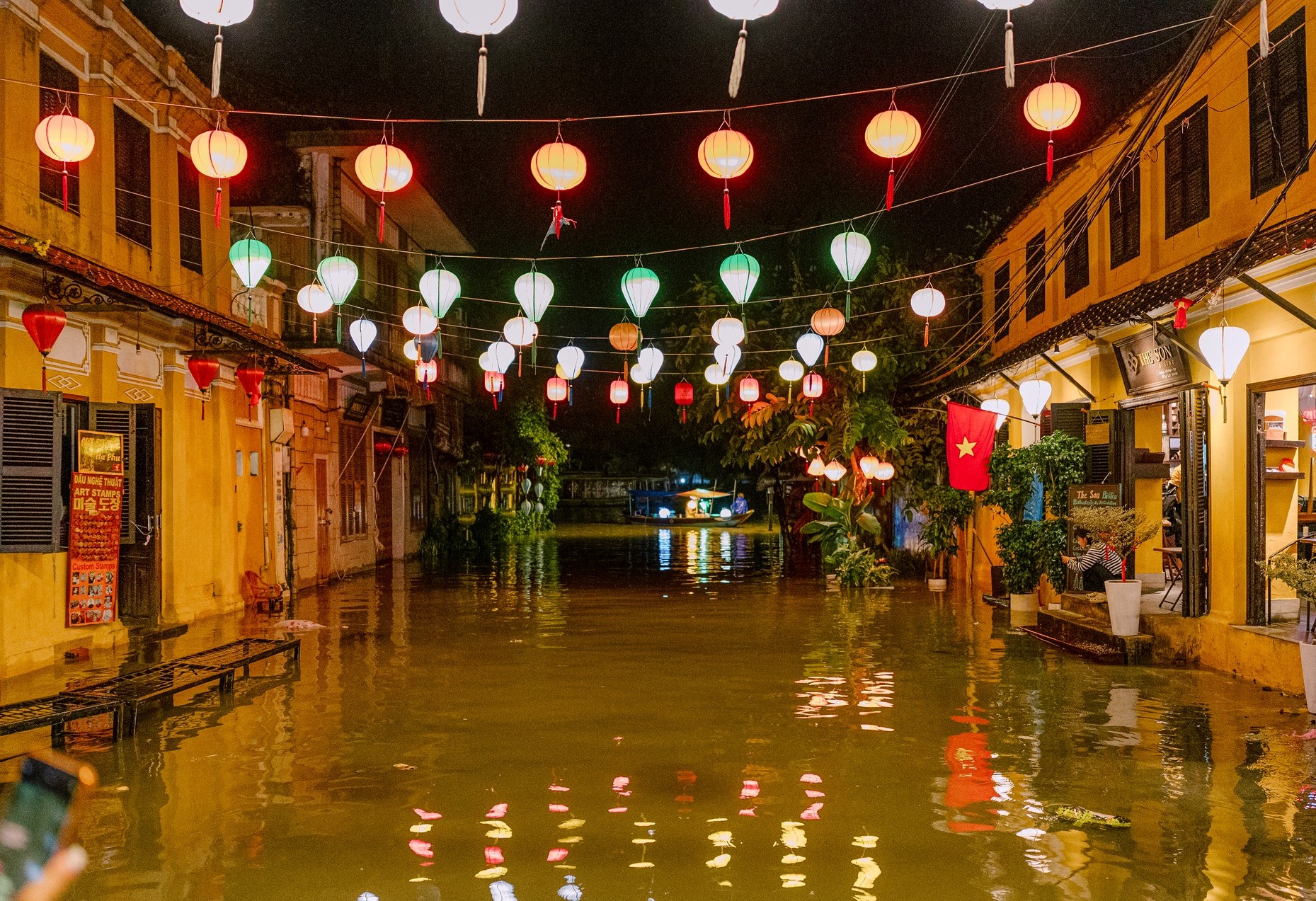 Nuoc song Hoai dang len nhanh trong dem lam nhieu khu vuc hang quan phai don hang, dong cua, tat den som. Duy Hau, mot nhiep anh gia dia phuong chia se, “nuoc len buoi toi 26.10 rat nhanh, len 5-10cm chi trong thoi gian ngan, sang 27.10 pho xa ngap nang nhung muc nuoc tam on dinh“.