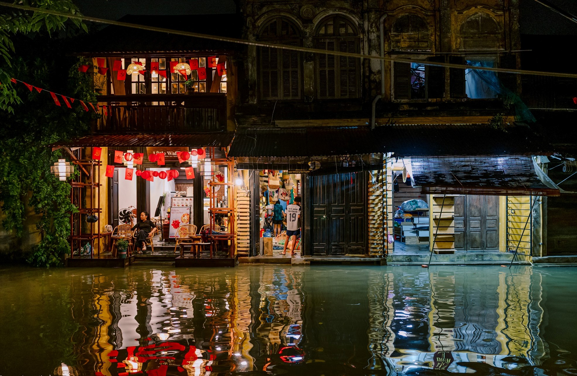 Toi 26.10 den toi 28.10 TP Da Nang du bao van tiep tuc mua 200-400 mm o dong bang, 250-450 mm o vung nui tay nam va 150-350 mm o tay bac co noi vuot muc 500-600 mm.