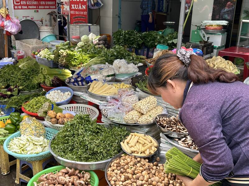 Nhieu loai rau xanh tai TPHCM tang gia. Anh: Ha May