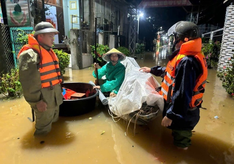 간부 군인 간부 노동자 국방 공무원은 특히 자연 재해 화재 위험한 전염병으로 인해 가족이 갑작스러운 어려움을 겪거나 재산 피해가 큰 경우 휴가를 받을 수 있습니다. 사진: 쯔엉 안