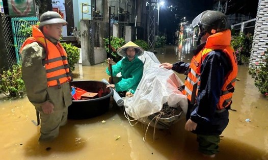 Sĩ quan, quân nhân, công nhân, viên chức quốc phòng được nghỉ phép đặc biệt nếu gia đình gặp khó khăn đột xuất hoặc bị thiệt hại nặng về tài sản do thiên tai, hỏa hoạn, dịch bệnh nguy hiểm gây ra. Ảnh: Trường An