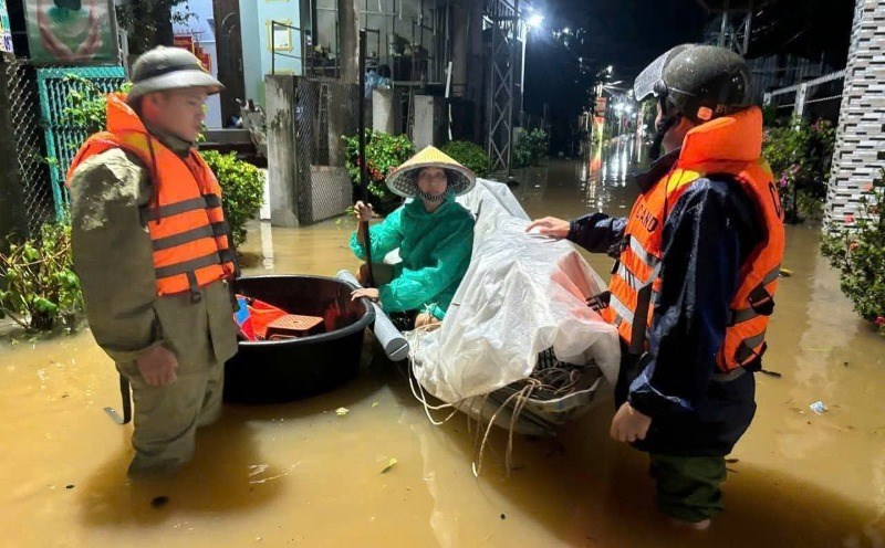 Officers, soldiers, workers, and national defense officials are entitled to special leave if their family encounters sudden difficulties or suffered heavy property damage due to natural disasters, fires, or dangerous epidemics. Photo: Truong An