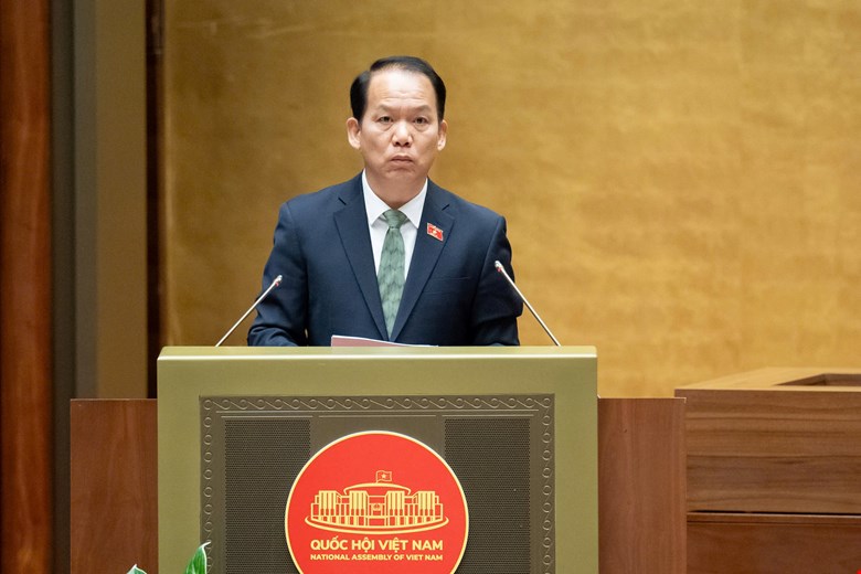 Chairman of the Law and Justice Committee Hoang Thanh Tung said that the majority agreed to assign the People's Committees at the commune level to manage people prohibited from leaving their place of residence. Photo: Quochoi.vn