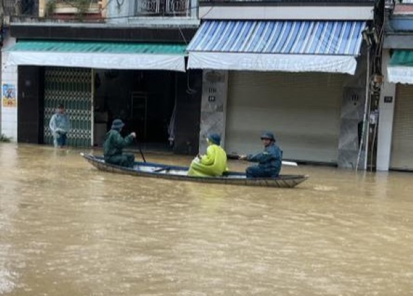 Xa Thuong Duc, TP.Da Nang bi ngap sau, hon 2.000 ho dan bi co lap, chia cat do mua lu. Anh: Truong An