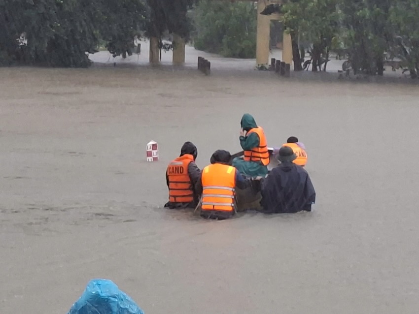 Bring a team of doctors and female midwives to support the mother in the rain and flood. Photo: H. Phuc.