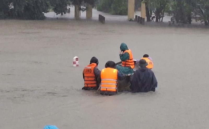 Bring a team of doctors and female midwives to support the mother in the rain and flood. Photo: H. Phuc.