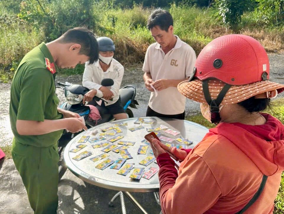 Ho tro nguoi phu nu phoi kho ve so bi uot. Anh: Pham Duy