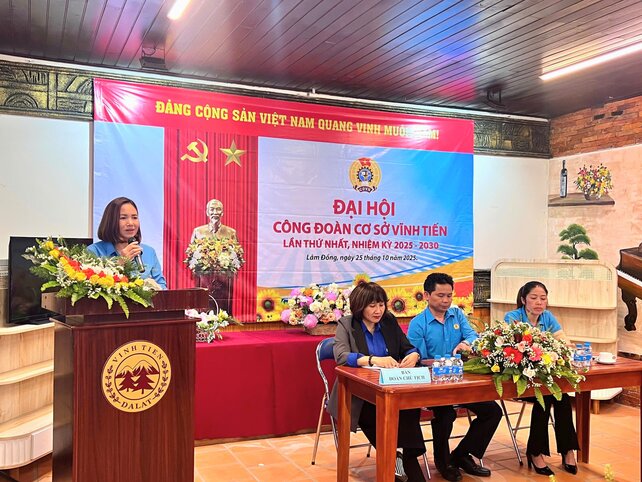 Ms. Cao Thi Lien - Member of the Standing Committee of Lam Dong Provincial Labor Federation gave a speech directing the Congress of the Trade Union of Vinh Tien Company Limited for the 2025-2030 term. Photo: Lam Duc