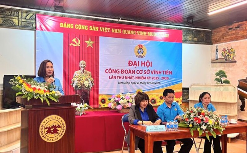 Ms. Cao Thi Lien - Member of the Standing Committee of Lam Dong Provincial Labor Federation gave a speech directing the Congress of the Trade Union of Vinh Tien Company Limited for the 2025-2030 term. Photo: Lam Duc