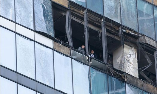 Một tòa nhà tại thủ đô Mátxcơva (Nga) bị thiệt hại sau cuộc không kích của Ukraina vào tháng 8.2023. Ảnh: Xinhua