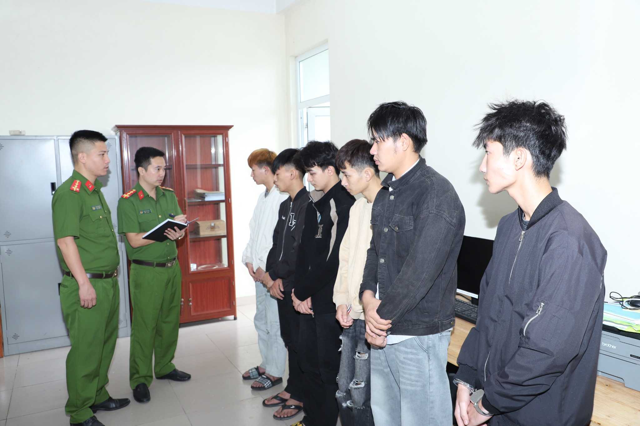 Các đối tượng bị bắt giữ để điều tra về hành vi “giết người” và “gây rối trật tự công cộng”. Ảnh: Nguyễn Bình