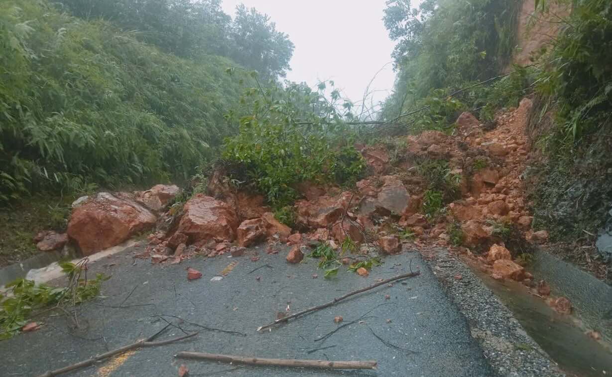 Landslide on National Highway 49 through Binh Dien Commune (Hue City). Photo: N. Minh.