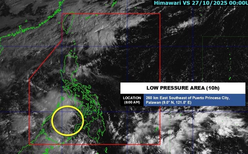 The low pressure near the East Sea is forecast to continue moving west, affecting the weather in Vietnam. Photo: PAGASA