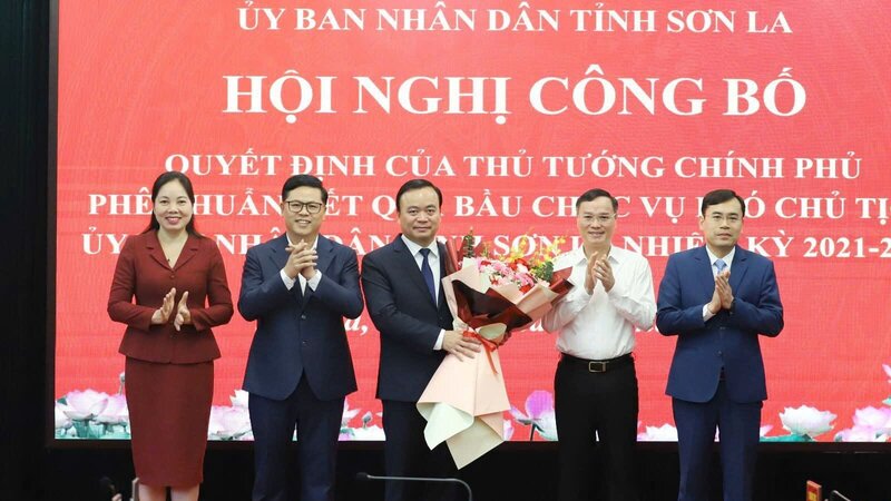 Ha Trung Chien 씨(꽃을 들고 있는 간판 중앙에 서 있음)가 2021-2026 임기 Son La 지방 인민위원회 부위원장 직책 승인 결정을 받고 있습니다. 사진: Nguyen Yen