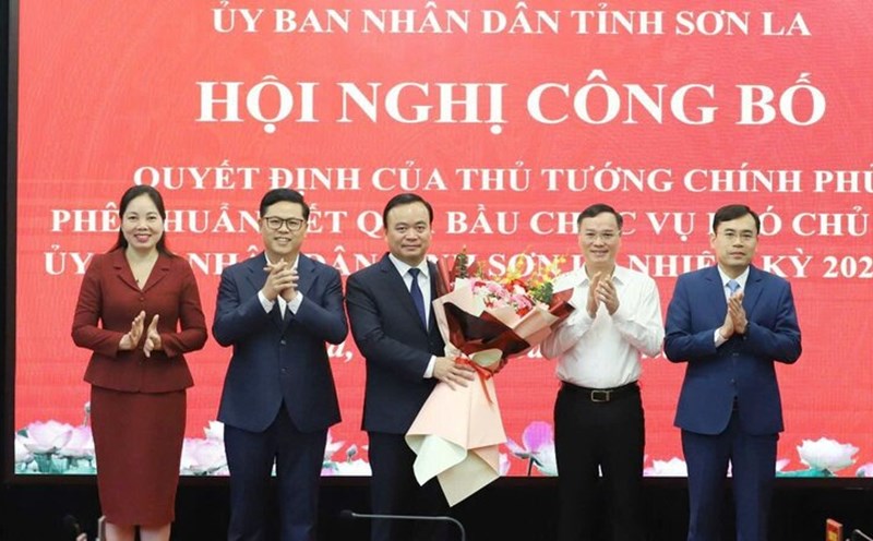 Mr. Ha Trung Chien (standing in the middle, holding flowers) received the decision approving the position of Vice Chairman of the People's Committee of Son La province, term 2021 - 2026. Photo: Nguyen Yen