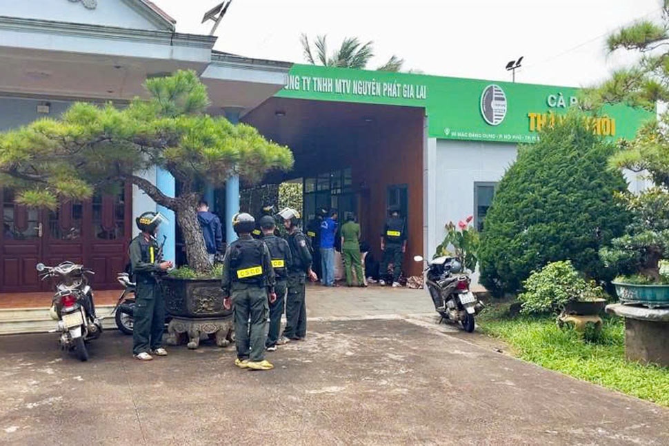 Lực lượng chức năng tỉnh Gia Lai đột kích nhà, xưởng sản xuất cà phê giả của ông Võ Minh Tùng. Ảnh: Công an