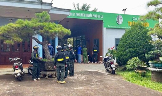 Lực lượng chức năng tỉnh Gia Lai đột kích nhà, xưởng sản xuất cà phê giả của ông Võ Minh Tùng. Ảnh: Công an
