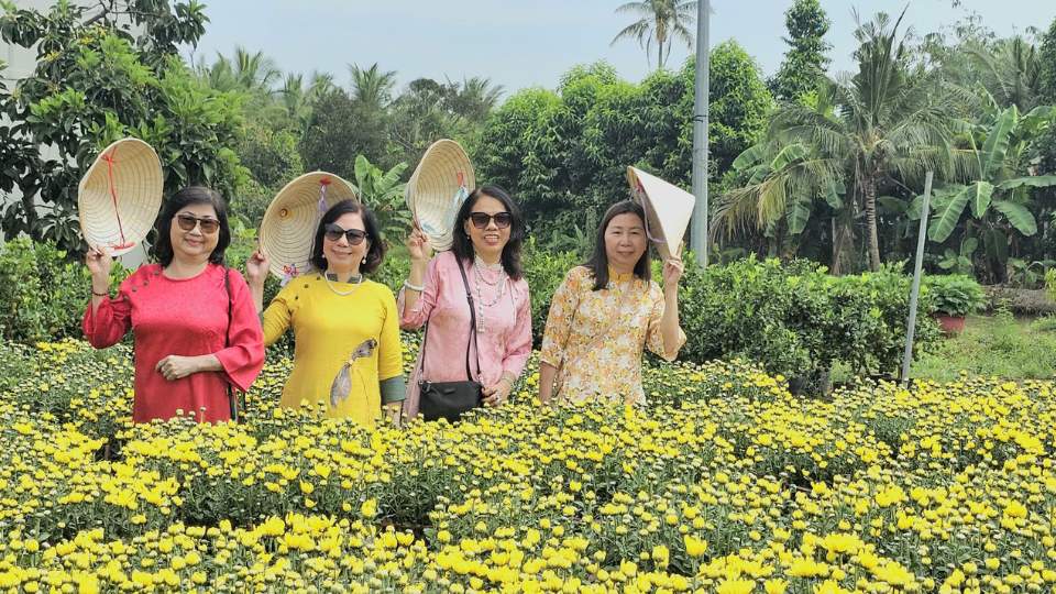 농업 및 문화 활동을 체험하는 관광객. 사진: 호앙록