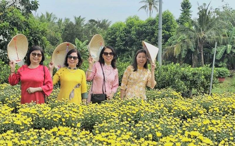 Visitors experience agricultural and cultural activities. Photo: Hoang Loc