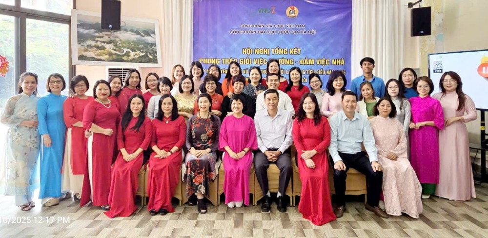 Cong doan Dai hoc Quoc gia Ha Noi vua to chuc hoi nghi tong ket phong trao “Gioi viec truong - dam viec nha” nam 2025 va tuyen duong nu vien chuc, nguoi lao dong tieu bieu xuat sac. Anh: Van Doan