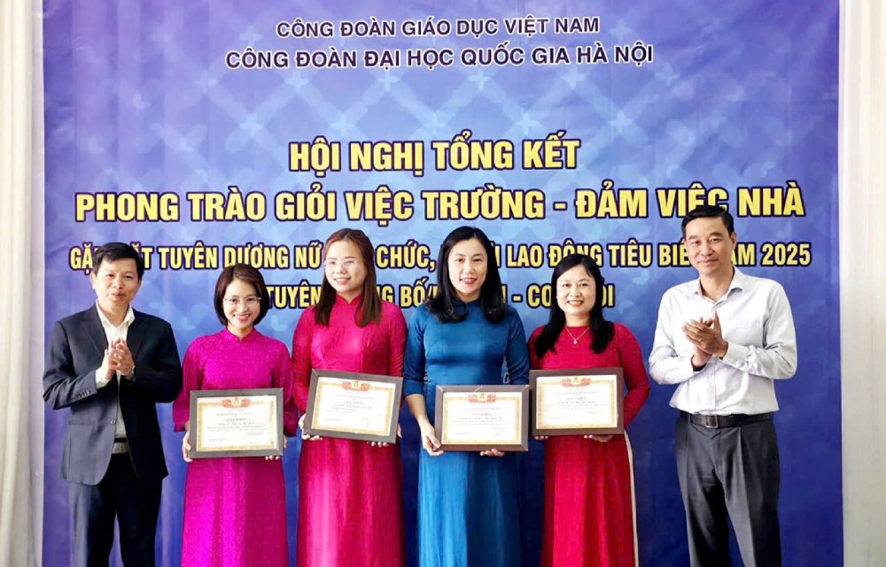 Vice President of Hanoi National University Nguyen Hoang Hai (far left) presented certificates of merit to outstanding female civil servants and workers. Photo: Van Doan