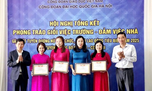 Phó Giám đốc Đại học Quốc gia Hà Nội Nguyễn Hoàng Hải (ngoài cùng, bên phải) trao giấy khen cho nữ viên chức, người lao động tiêu biểu. Ảnh: Văn Đoàn
