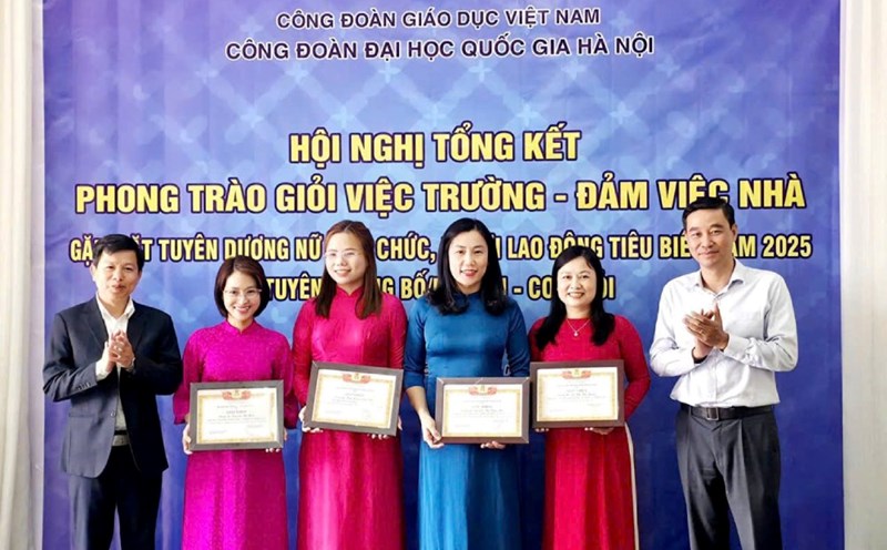 Vice President of Hanoi National University Nguyen Hoang Hai (far left) presented certificates of merit to outstanding female civil servants and workers. Photo: Van Doan