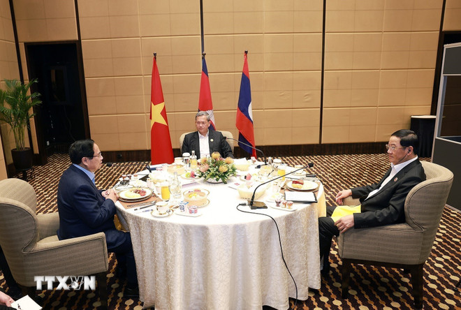 Thu tuong Chinh phu Pham Minh Chinh an sang lam viec voi Thu tuong Lao va Thu tuong Campuchia. Anh: TTXVN