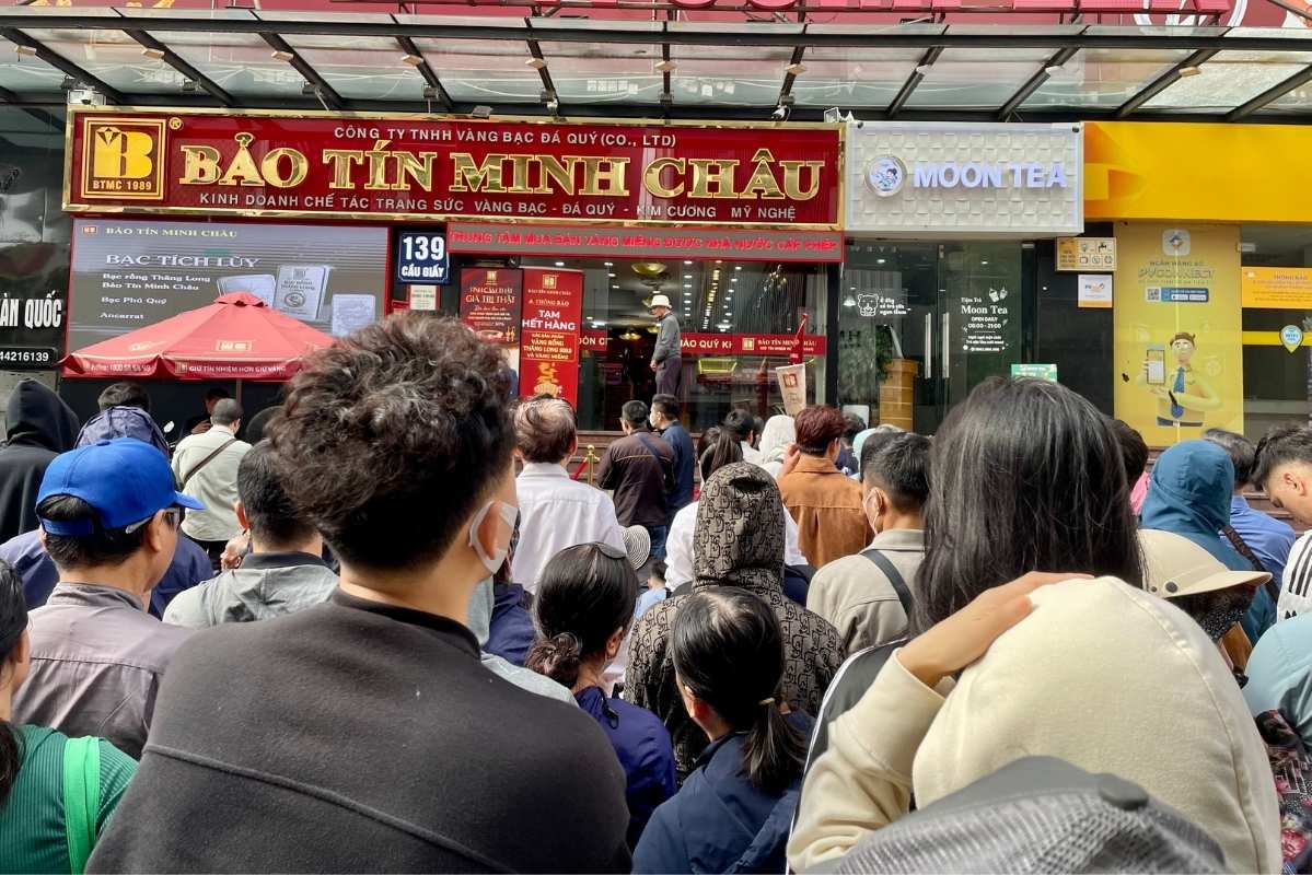 Gold prices have increased and decreased in different directions, people are waiting for the shop to issue the latest announcement. Photo: Ha Linh